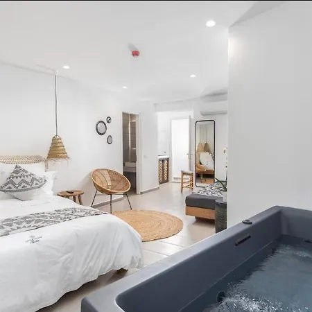 Apartment σουίτα με θέα στη θάλασσα και εσωτερικό τζακούζι *